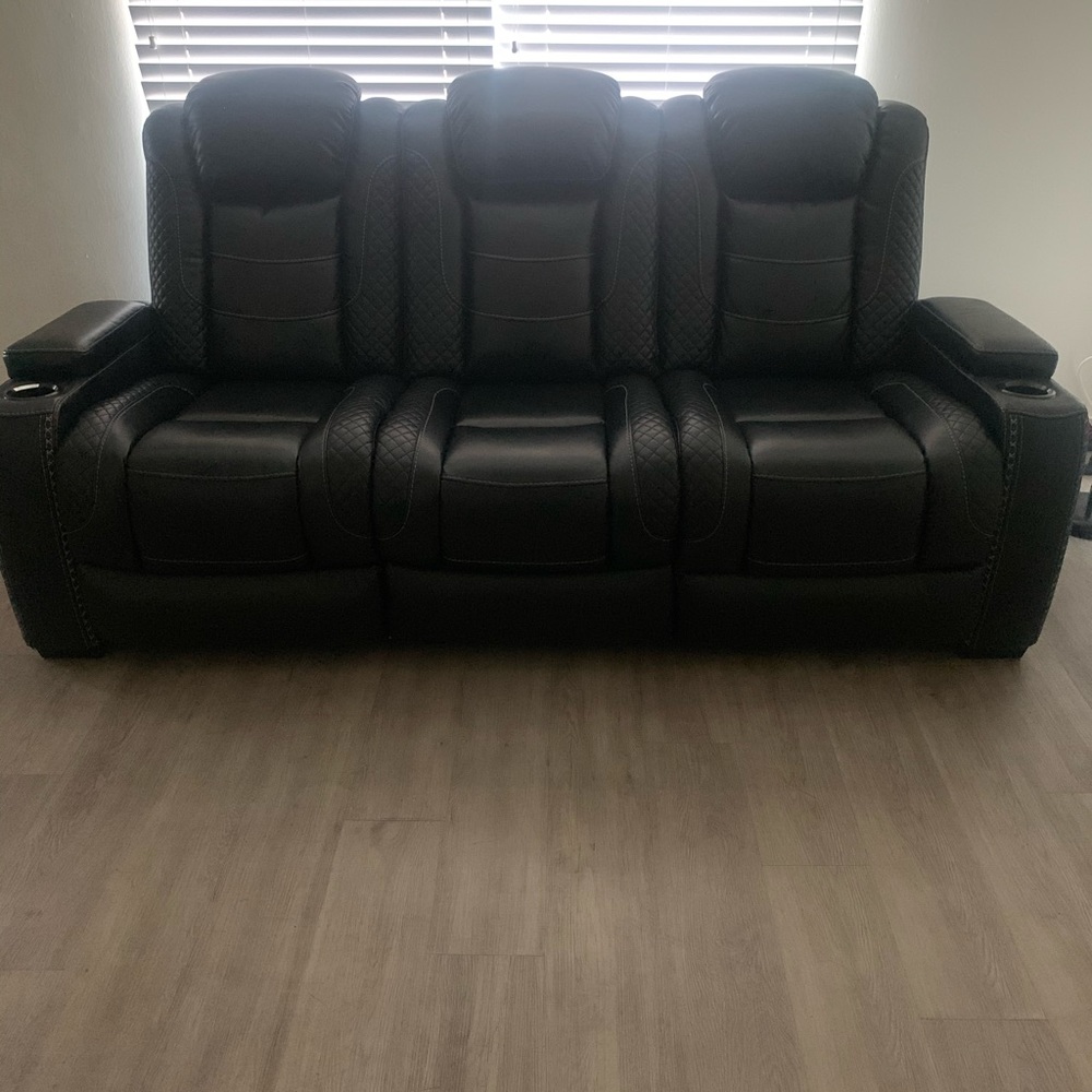 Couch - Picture 2 of 9